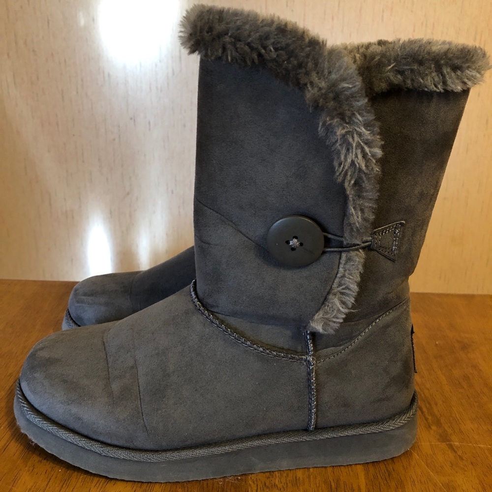 Imitation Uggs with fur and a button.
